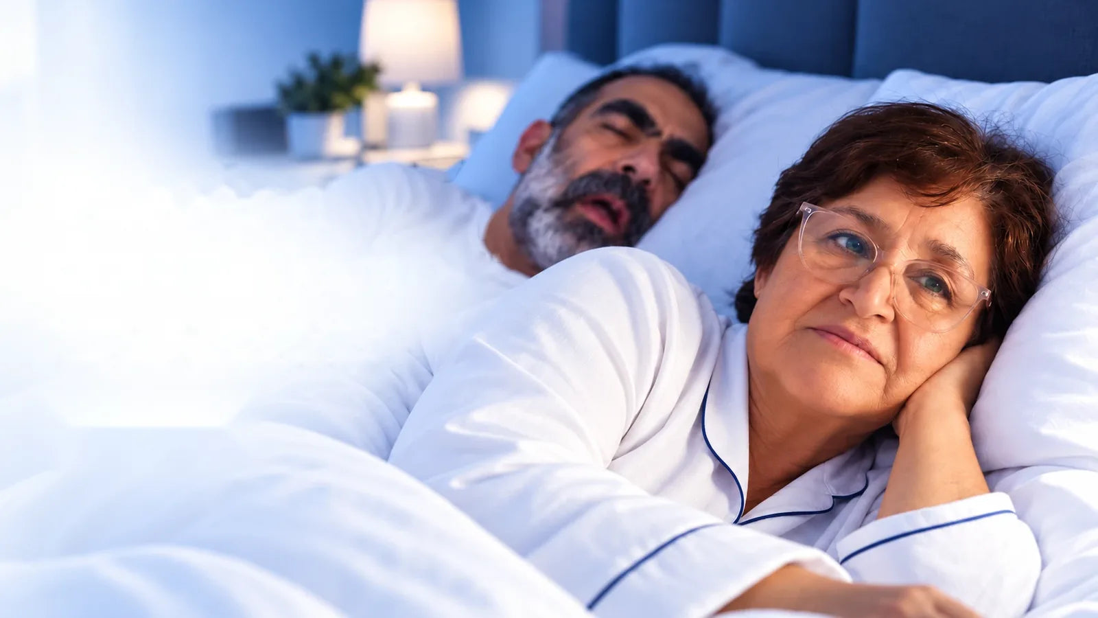 Pareja en la cama: ella despierta mientras él duerme